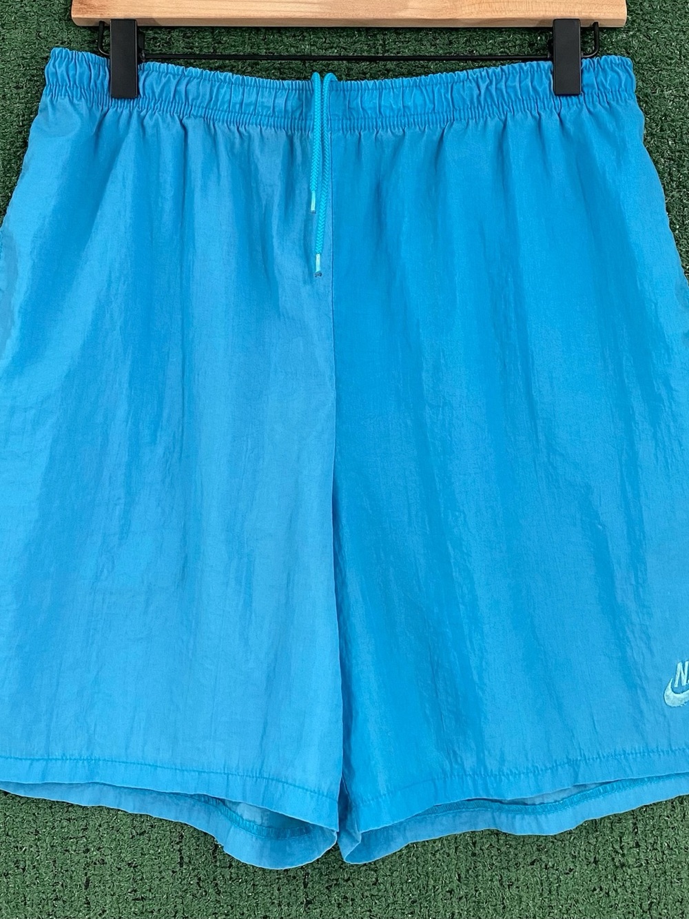Vintage 90’s Nike Spellout Turquoise Tonal Windbreaker Shorts Men’s Size Medium